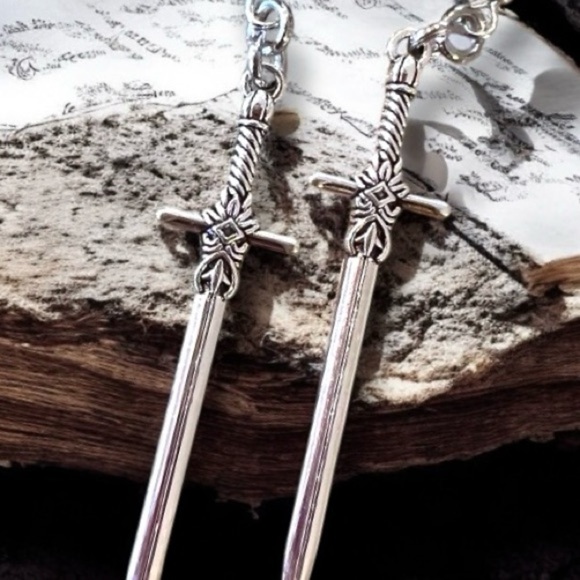 Dungeons and Dragons Silver toned Sword Earrings Rold Playing Goth Unisex - Picture 8 of 17